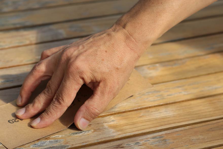 Stark verschmutzte Stellen mit Schleifpapier bearbeiten