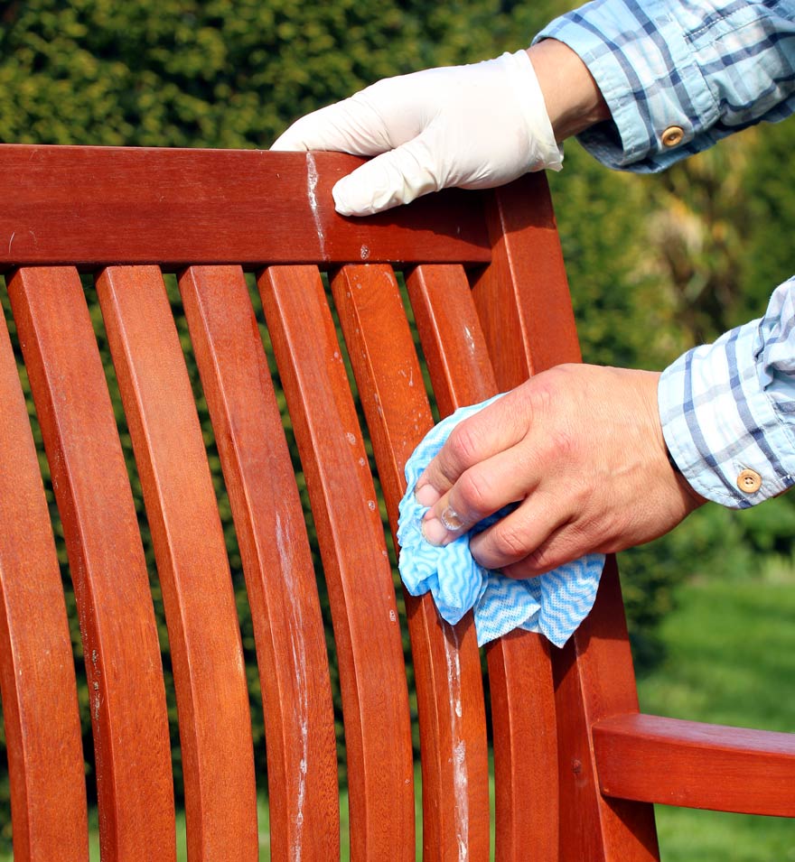 Teakholz Reinigung mit Wasser und Seife