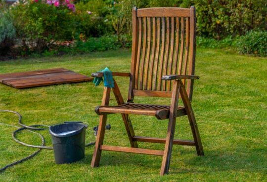 Teakholz reinigen und pflegen