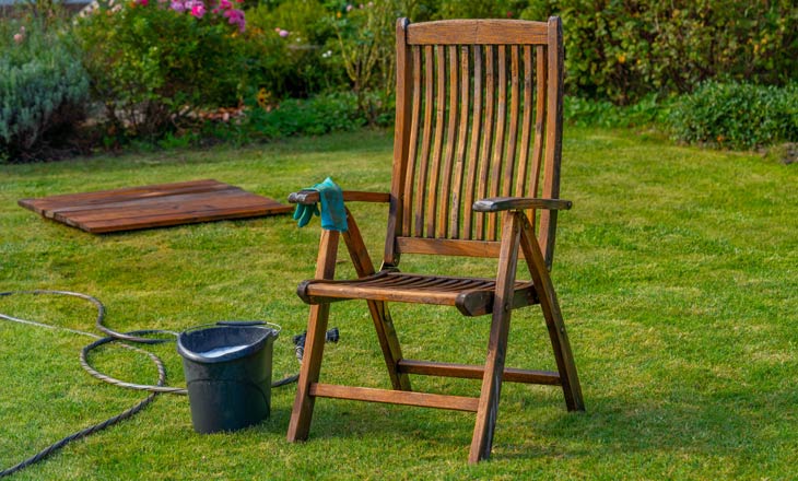 Teakholz reinigen und pflegen